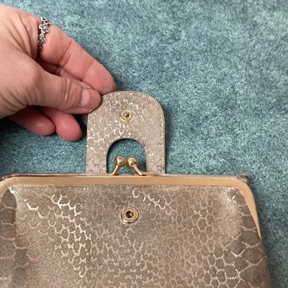 SOLDโผ๏ธ๐Genuine HOBO Beige & Gold Leather Wallet - Picture 3 of 9